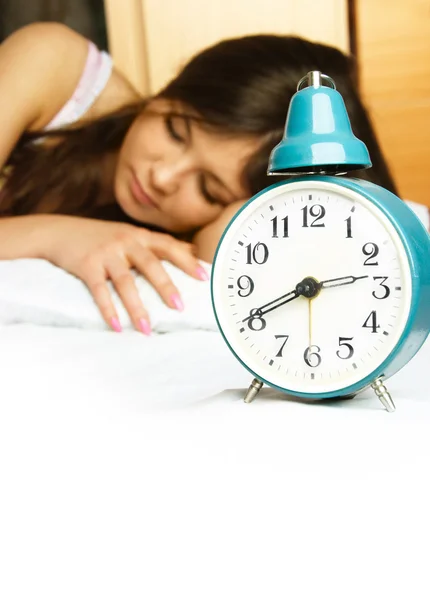 Ύπνο κορίτσι με το ρολόι συναγερμών — Φωτογραφία Αρχείου