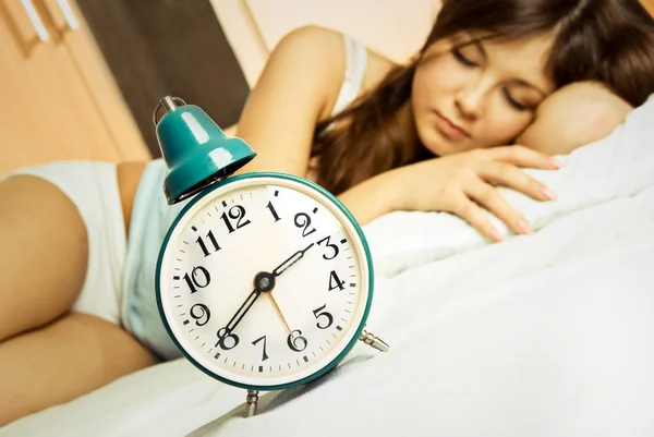 Mulher dormindo com o despertador — Fotografia de Stock