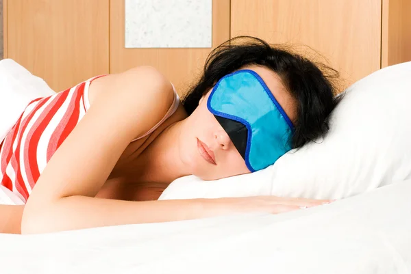 Jonge brunette vrouw slaapt met een band op haar e — Stockfoto