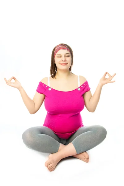 Беременная женщина в позе лотоса — стоковое фото