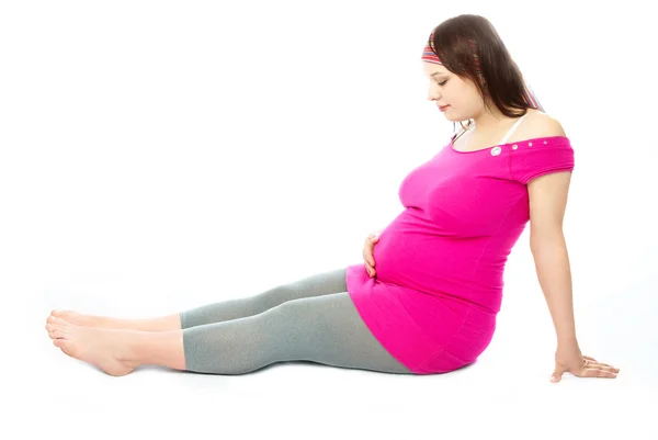 Красивая беременная женщина на полу — стоковое фото
