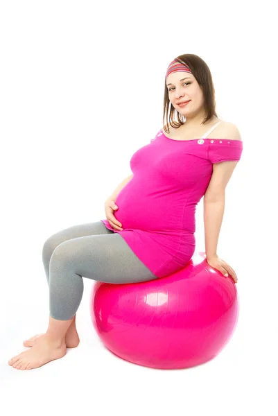 Mulher grávida com uma bola fitmess — Fotografia de Stock