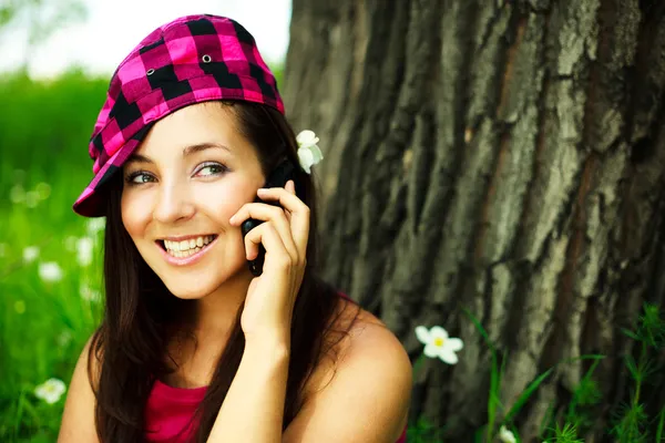 Chica bonita hablando en el teléfono celular —  Fotos de Stock