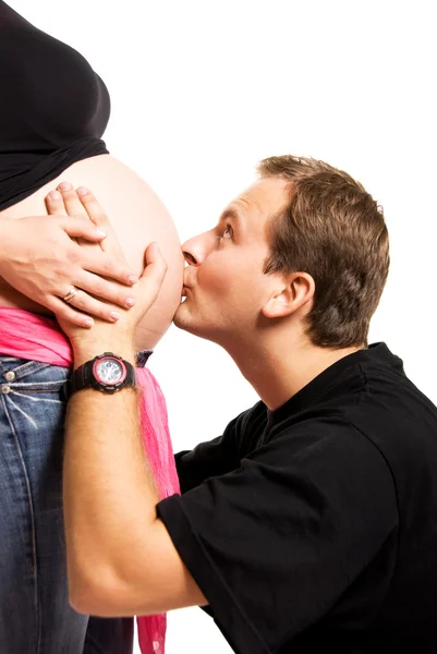 Otec líbat jeho manželky břicho — Stock fotografie