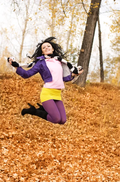 快乐的跳跃女孩在公园里 — 图库照片