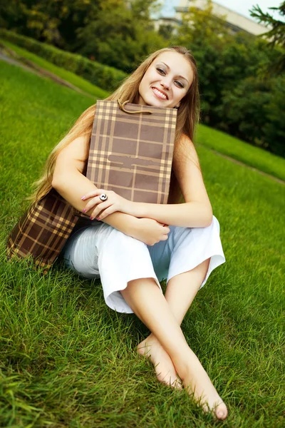 Mädchen mit Einkaufstaschen — Stockfoto