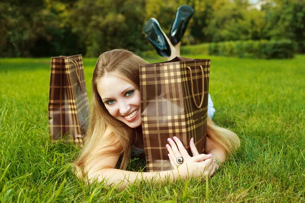 Meisje met boodschappentassen — Stockfoto