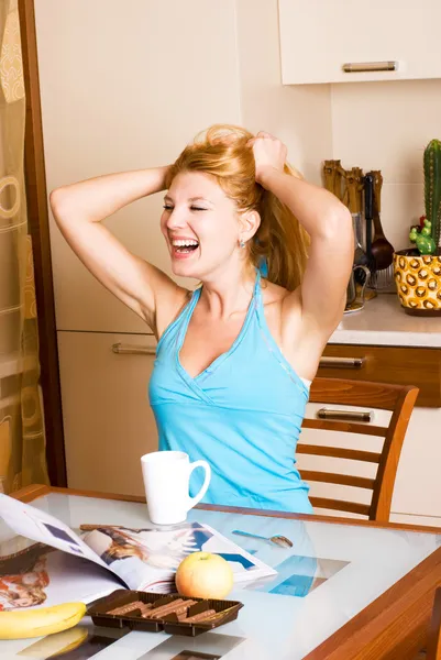 Śmiejąca się dziewczyna w kuchni — Zdjęcie stockowe