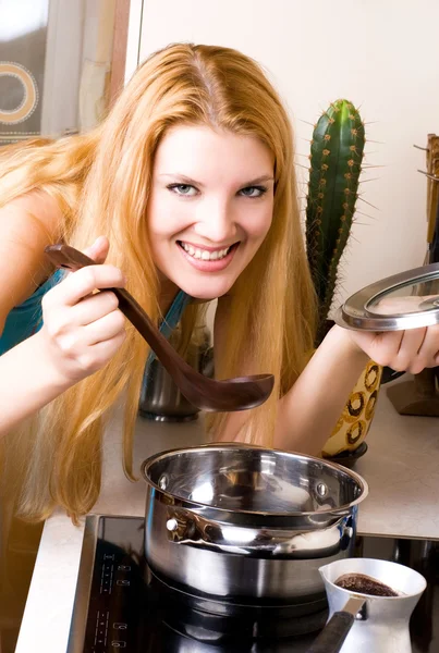Γυναίκα μαγείρεμα δείπνο — Φωτογραφία Αρχείου