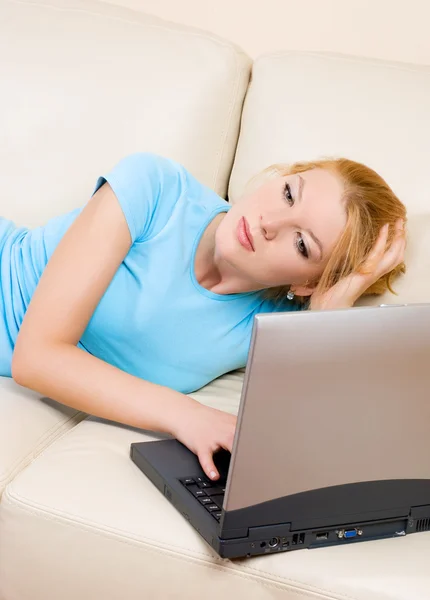 Mulher atenciosa com um laptop — Fotografia de Stock