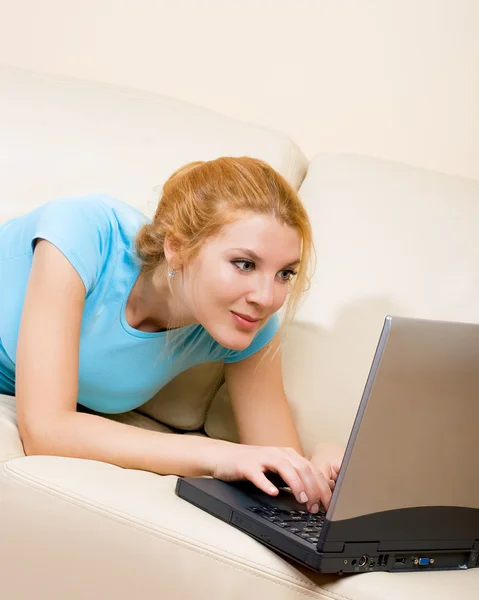 感兴趣的女人用一台笔记本电脑 — 图库照片