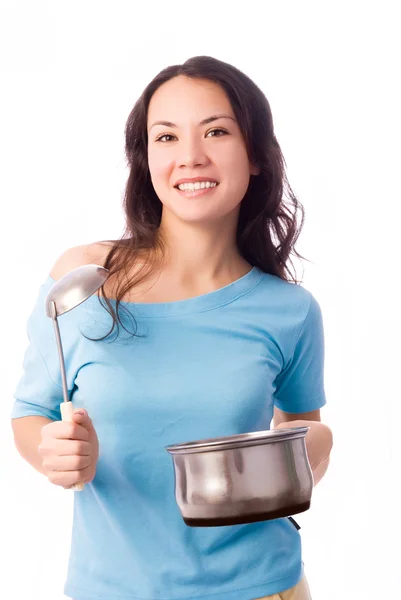 Όμορφη κοπέλα με εξυπηρετώντας κουτάλι και τηγάνι σε — Φωτογραφία Αρχείου