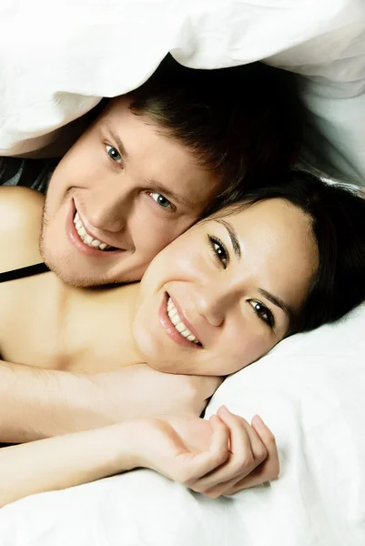 Mutlu bir çift yatakta — Stok fotoğraf