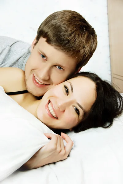 Felice coppia a letto — Foto Stock