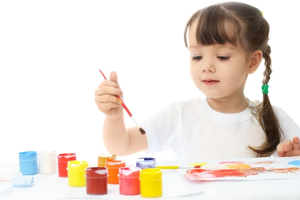 Маленька дівчинка малює аквареллю — стокове фото