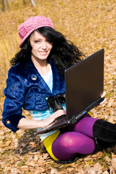 Söt flicka med en bärbar dator — Stockfoto