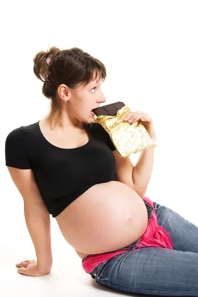 Έγκυος γυναίκα τρώει σοκολάτα — Φωτογραφία Αρχείου