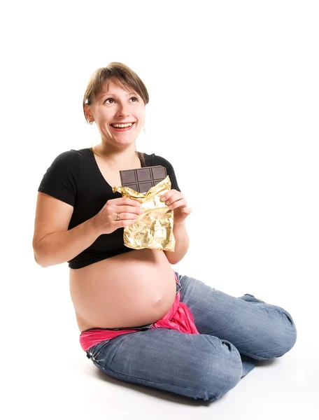 Femme enceinte mangeant du chocolat — Photo