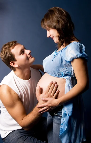 Zwangere vrouw en haar man — Stockfoto