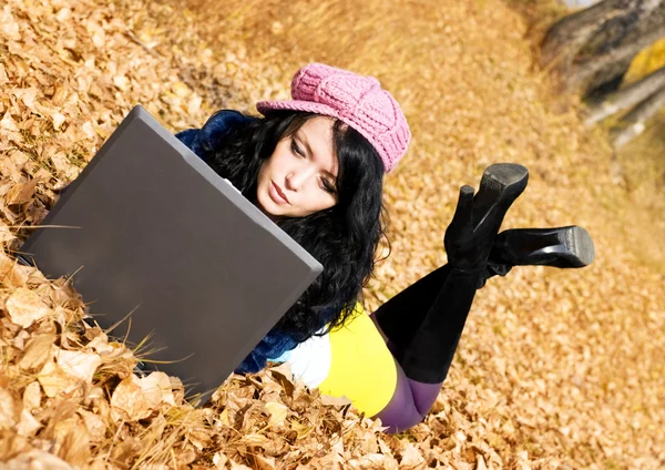 Menina bonita com um laptop ao ar livre — Fotografia de Stock