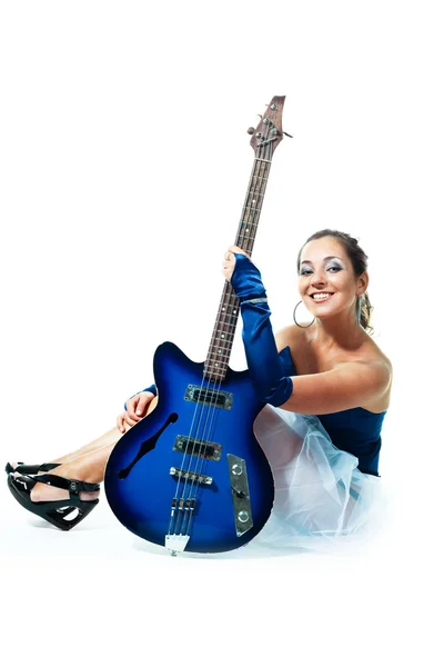 Сексуальная девушка с гитарой — стоковое фото