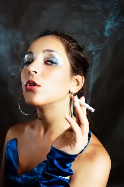 Femme fumant une cigarette — Photo