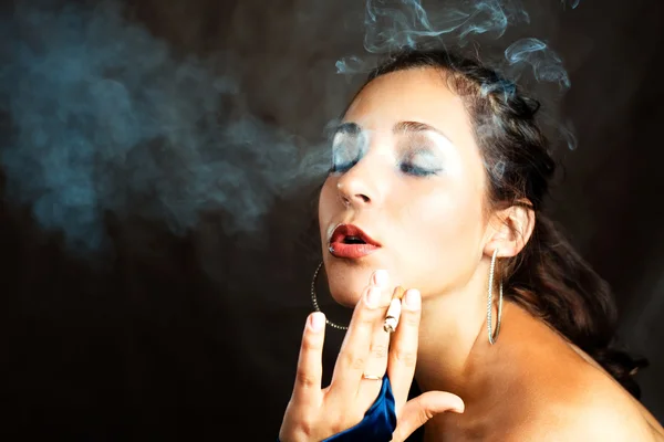 Frau raucht eine Zigarette — Stockfoto
