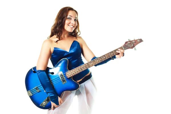 Сексуальная девушка, играющая на гитаре — стоковое фото