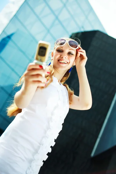 Flicka med en mobiltelefon — Stockfoto