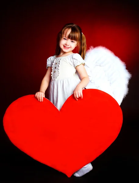 심장있는 귀여운 소녀 — 스톡 사진