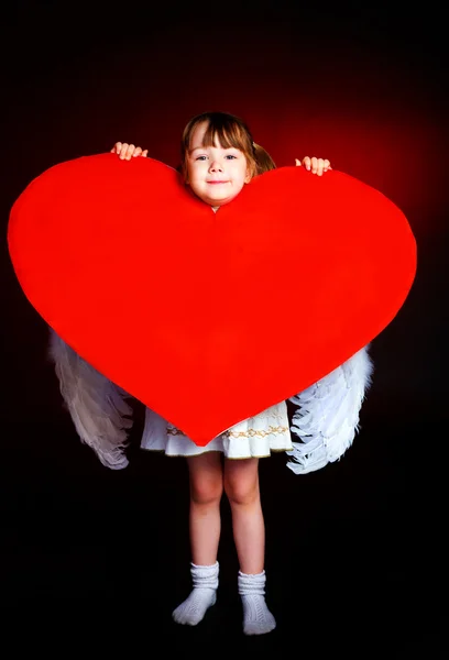 Menina bonito com um coração — Fotografia de Stock
