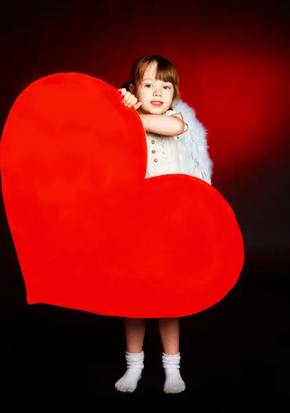 Schattig meisje met een hart — Stockfoto