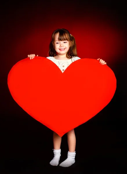Roztomilá dívka se srdcem — Stock fotografie