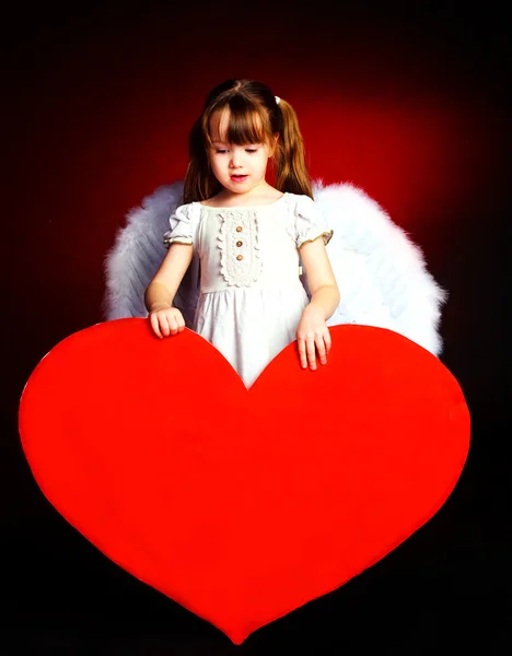 Χαριτωμένο κορίτσι με καρδιά — Φωτογραφία Αρχείου