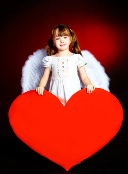 Χαριτωμένο κορίτσι με καρδιά — Φωτογραφία Αρχείου