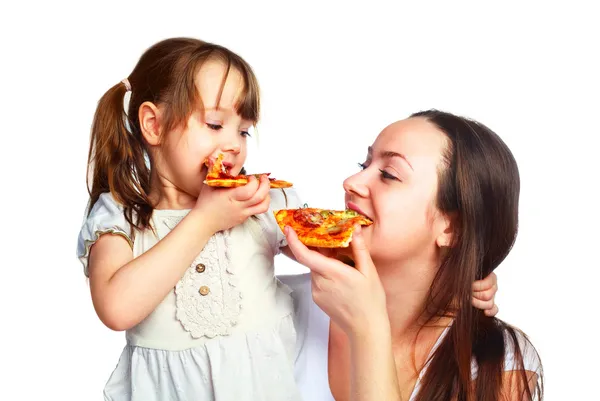 Anya és lánya pizzát eszik — Stock Fotó