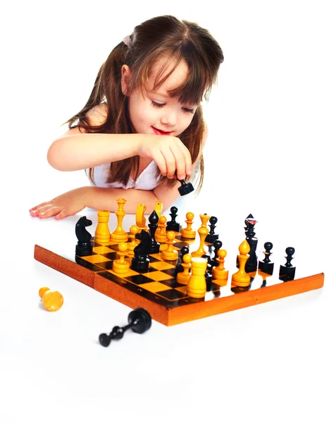 Chica jugando ajedrez — Foto de Stock