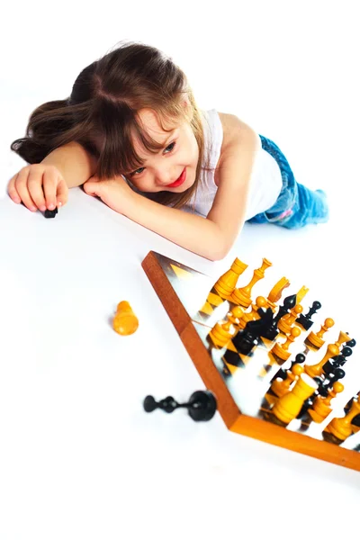 Κορίτσι παίζει σκάκι — Φωτογραφία Αρχείου