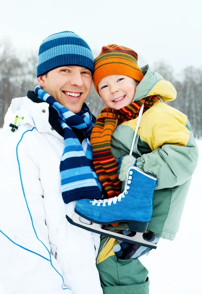 Pai e filho vão patinar no gelo — Fotografia de Stock