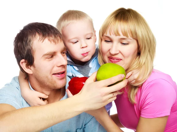Familia comiendo manzanas — Foto de Stock