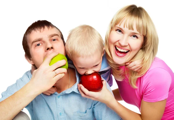 家族のりんごを食べること — ストック写真