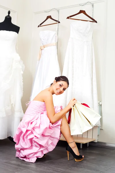 Дівчина вибирає весільну сукню — стокове фото