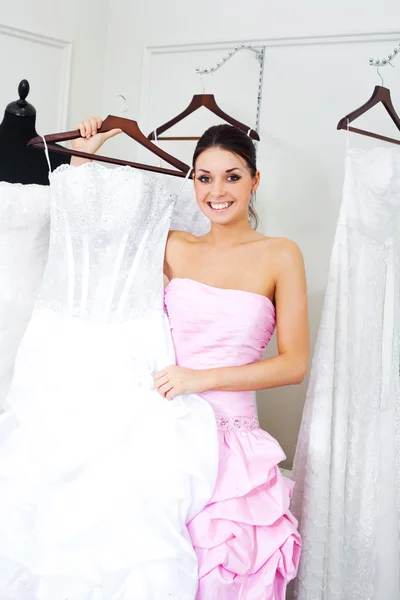 Девушка выбирает свадебное платье — стоковое фото