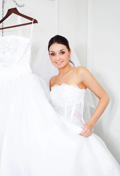 Menina escolhendo um vestido de noiva — Fotografia de Stock