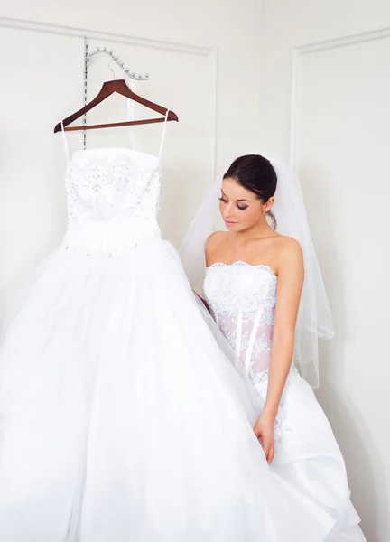 Fille choisissant une robe de mariée — Photo