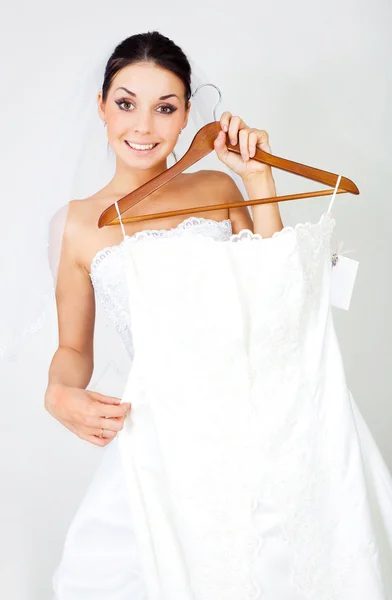 Meisje kiezen van een trouwjurk — Stockfoto