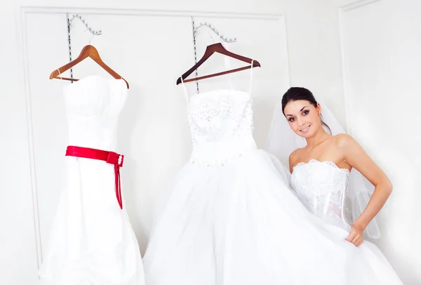 Ragazza che sceglie un abito da sposa — Foto Stock