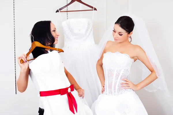 Menina escolhendo um vestido de noiva — Fotografia de Stock