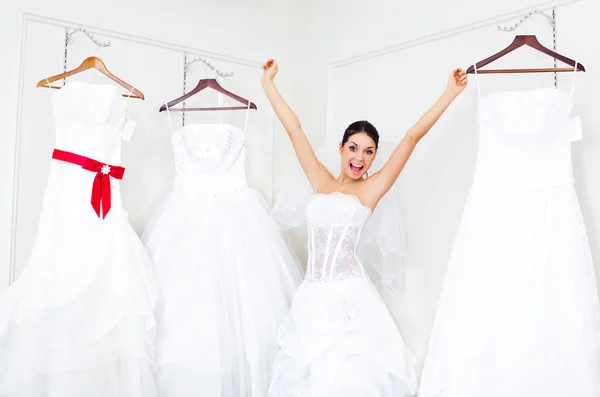 Flickan att välja ett bröllopsklänning — Stockfoto