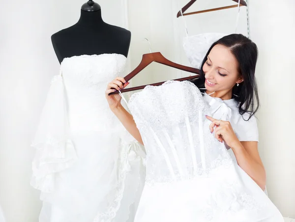 Fille choisissant une robe de mariée — Photo